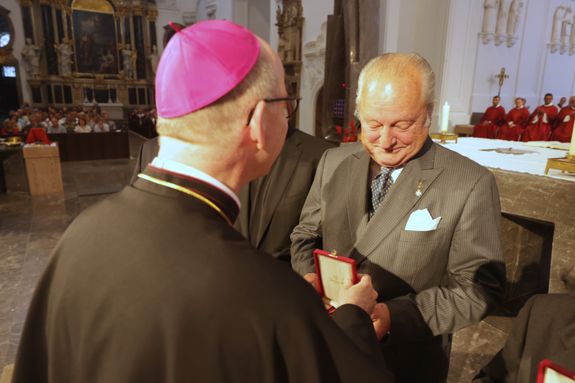 Bischof Dr. Franz Jung überreichte Hans-Georg von Mallinckrodt den päpstlichen Silvesterorden. 