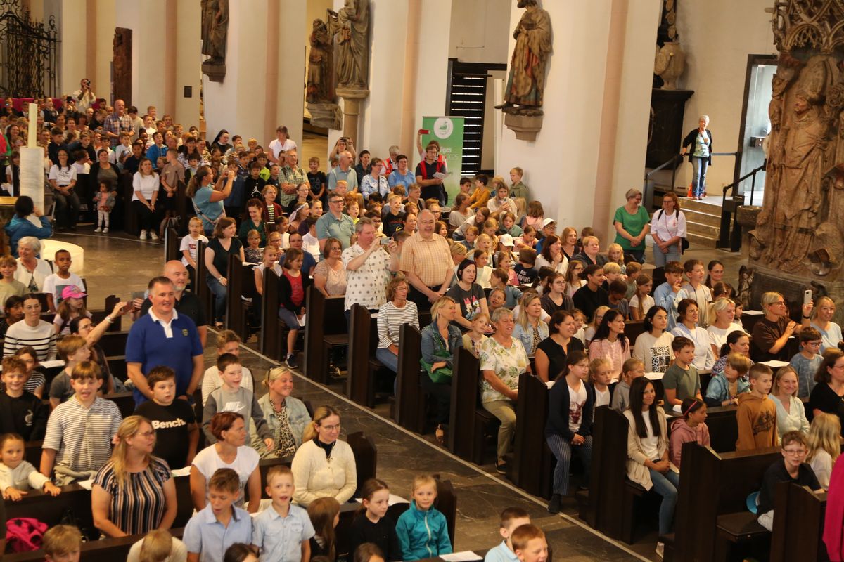 Über 1400 Kinder und ihre Begleiter sind am Montagvormittag, 7. Juli 2025, zum Gottesdienst für Erstkommunionkinder mit Bischof Dr. Franz Jung in den Würzburger Kiliansdom gekommen. 