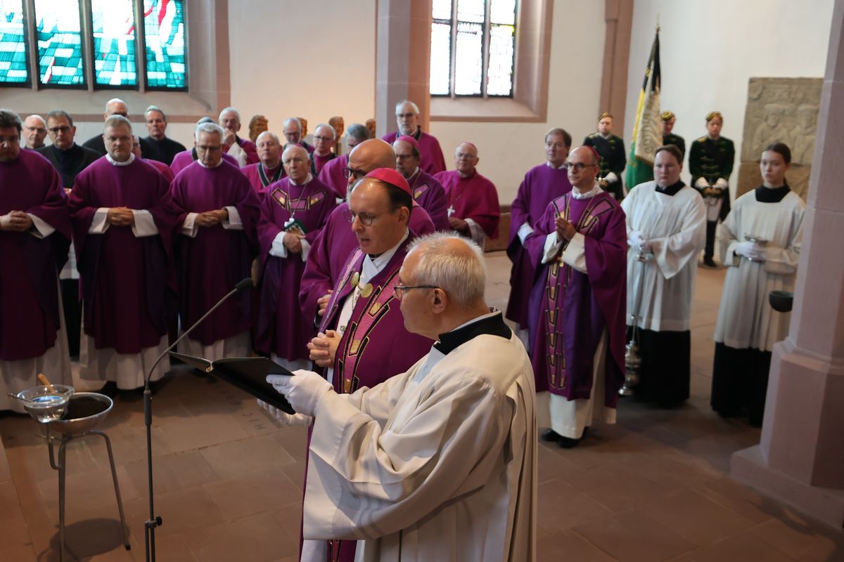 Bischof Dr. Franz Jung feierte am Samstag, 12. Oktober, im Würzburger KIliansdom ein Pontifikalrequiem für Weihbischof em. Helmut Bauer. Die anschließende Beisetzung leitete Dompropst Weihbischof Paul Reder.