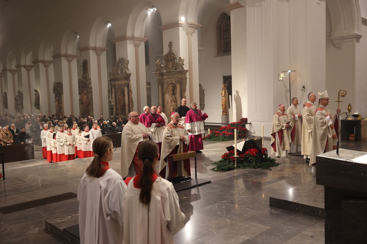 Mit einer Prozession vom Neumünster zum Kiliansdom und einer Pontifikalmesse hat Bischof Dr. Franz Jung am Dienstag, 31. Dezember, in Würzburg für das Bistum das Heilige Jahr eröffnet. Es steht unter dem Motto "Pilger der Hoffnung". 
