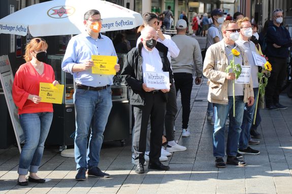 2721/0652 Menschenkette_28506 Bischof Jung (rechts) wertete die Menschenkette gegenüber dem Bayerischen Rundfunk als wichtiges Symbol des Zusammenhalts in der Stadt Würzburg.