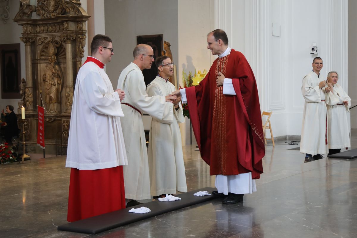 Weihbischof Paul Reder feierte am Samstag, 13. Juli, einen Kiliani-Gottesdienst für Menschen im Alter, in Krankheit und mit Behinderung im Kiliansdom. Ministranten aus Maria Bildhausen verstärkten das Ministrantenteam.