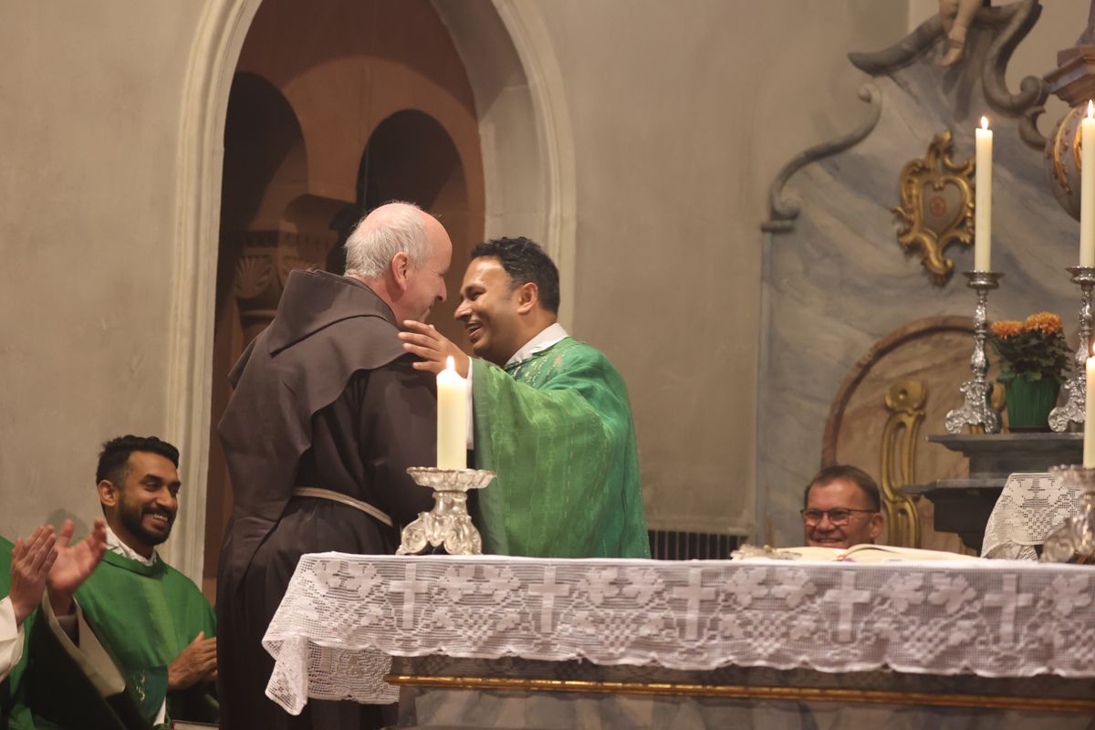 Bei einer Pontifikalmesse in der Klosterkirche auf dem Engelberg bei Großheubach hat Bischof Dr. Franz Jung zusammen mit Pater Jan Pelczarski, Generalsuperior der Oblaten des heiligen Josef aus Rom, am Sonntag, 3. November, offiziell die neue Niederlassung der Oblaten des heiligen Josef im Bistum Würzburg errichtet.