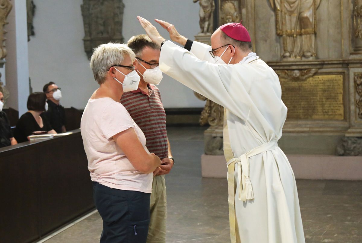 2721/0649 Dankgottesdienst für Ehejubilare mit Bischof Jung am Freitagabend, 2. Juli_28572 Mit rund 120 Ehepaaren aus der ganzen Diözese, die 2020 oder 2021 ihr silbernes Ehejubiläum feiern, hat Bischof Dr. Franz Jung am Freitagabend, 2. Juli, einen Gottesdienst im Würzburger Kiliansdom gefeiert.