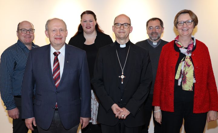 Bischof Dr. Franz Jung (3. von rechts) und die Teilnehmer des Synodalen Wegs aus dem Bistum Würzburg. Von links: Pastoralreferent Marcus Schuck, Dekan Albin Krämer, Michaela Brönner, Pfarrer Dr. Matthias Leineweger und Susanne Bühl. Es fehlen Weihbischof Ulrich Boom und Carolin Hasenauer.