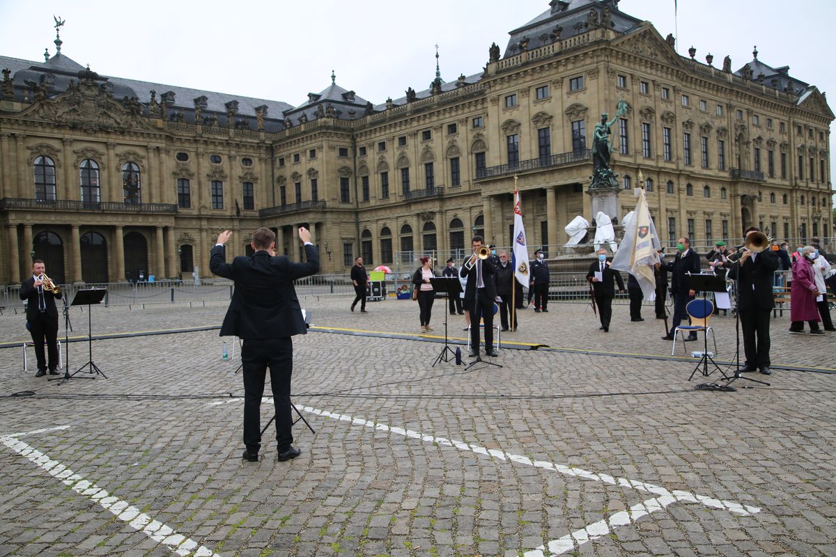 Weihbischof Ulrich Boom hat mit knapp 350 Besuchern auf dem Residenzplatz in Würzburg einen Freiluft-Gottesdienst zum Hochfest Fronleichnam gefeiert.