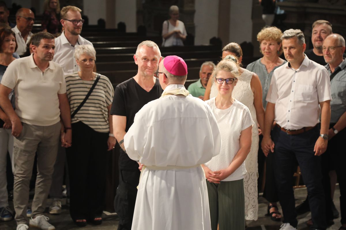 Mit rund 1000 Eheleuten, die in diesem Jahr Silberhochzeit haben, feierte Bischof Dr. Franz Jung am Freitagabend, 4. Juli 2025, einen Pontifikalgottesdienst im Kiliansdom. Im Anschluss erteilten er, Weihbischof Paul Reder sowie weitere Seelsorgerinnen und Seelsorger den Paaren einzeln den Segen.