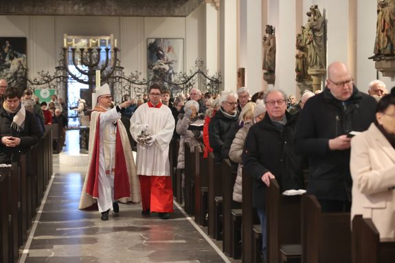 Mit einer Prozession vom Neumünster zum Kiliansdom und einer Pontifikalmesse hat Bischof Dr. Franz Jung am Dienstag, 31. Dezember, in Würzburg für das Bistum das Heilige Jahr eröffnet. Es steht unter dem Motto "Pilger der Hoffnung". 