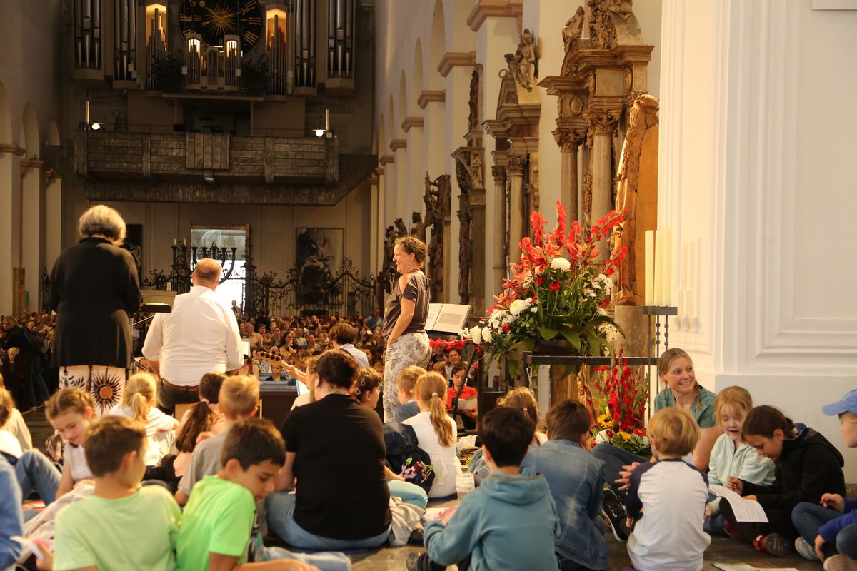 Über 1400 Kinder und ihre Begleiter sind am Montagvormittag, 7. Juli 2025, zum Gottesdienst für Erstkommunionkinder mit Bischof Dr. Franz Jung in den Würzburger Kiliansdom gekommen. 