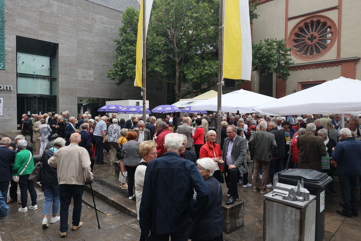 An den Gottesdienst schloss sich eine Begegnung auf dem Kiliansplatz an. 