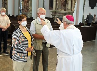 Bischof em. Dr. Friedhelm Hofmann feierte am Mittwochvormittag, 23. Juni, im Kiliansdom einen Pontifikalgottesdienst für Ehejubilare, die in den Jahren 2020 und 2021 auf 50, 60 oder 65 gemeinsame Jahre zurückblicken.