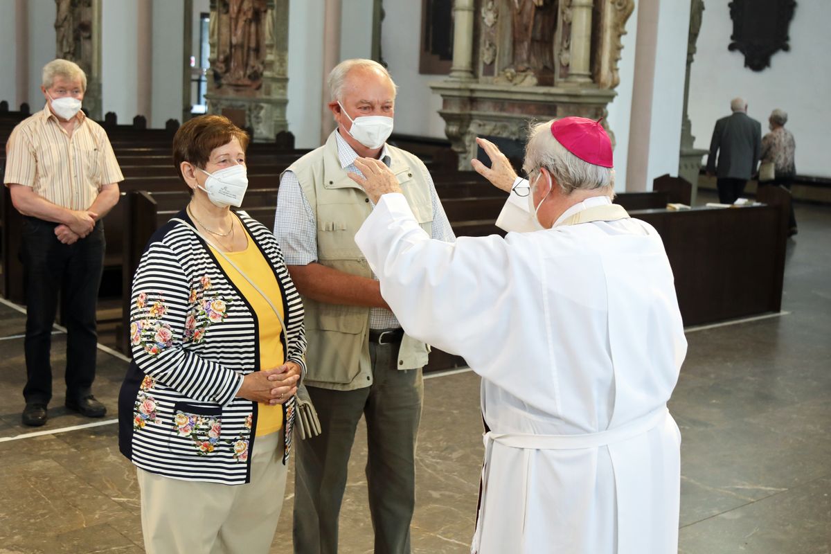 Bischof em. Dr. Friedhelm Hofmann feierte am Mittwochvormittag, 23. Juni, im Kiliansdom einen Pontifikalgottesdienst für Ehejubilare, die in den Jahren 2020 und 2021 auf 50, 60 oder 65 gemeinsame Jahre zurückblicken. Bischof em. Dr. Friedhelm Hofmann feierte am Mittwochvormittag, 23. Juni, im Kiliansdom einen Pontifikalgottesdienst für Ehejubilare, die in den Jahren 2020 und 2021 auf 50, 60 oder 65 gemeinsame Jahre zurückblicken.