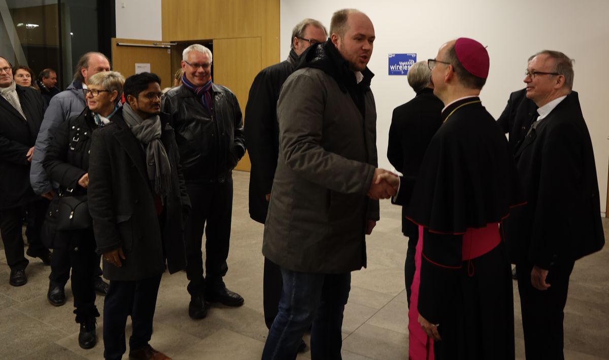 Bischof Dr. Franz Jung begrüßte gemeinsam mit Generalvikar Thomas Keßler und Domkapitular Clemens Bieber, Vorsitzender des Diözesan-Caritasverbands, die Gäste am Eingang des Hörsaalgebäudes. 