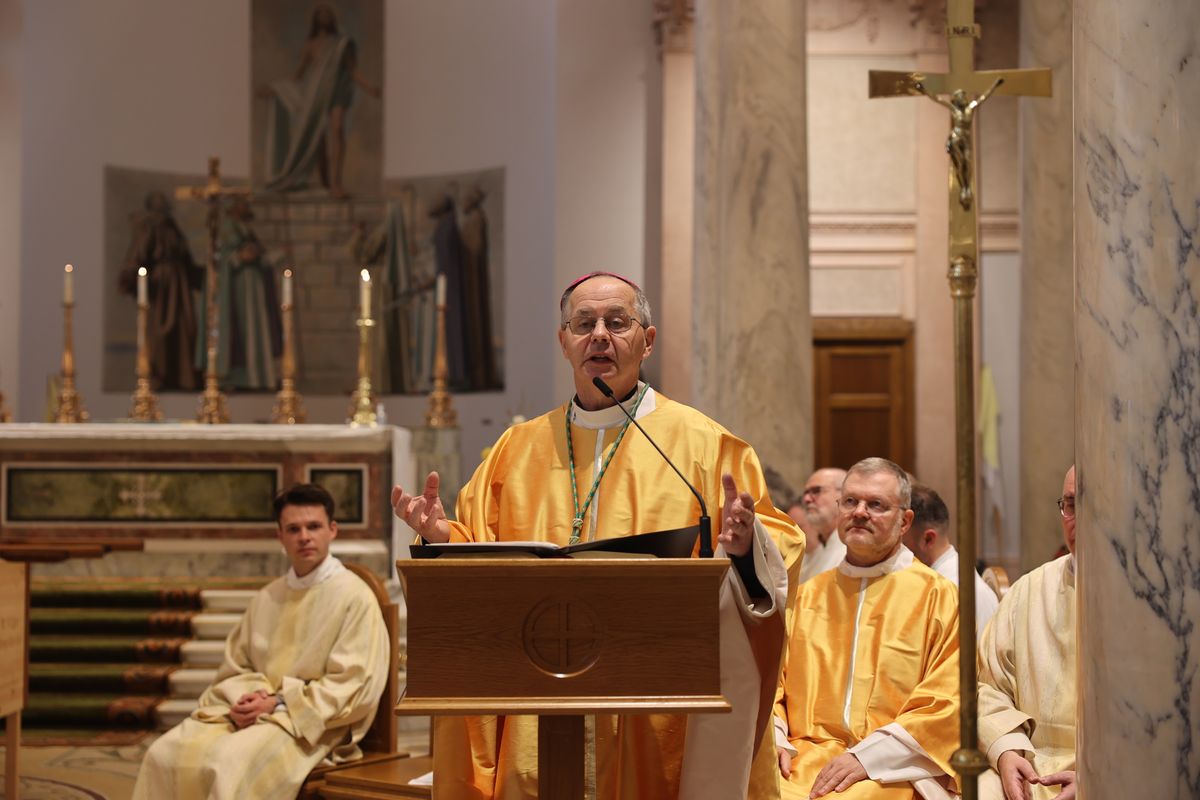 Bischof Dr. Franz Jung feierte am Sonntag, 6. Oktober, einen Gottesdienst zum Abschluss der Irlandwallfahrt mit den Reliquien der Frankenapostel in der Kathedrale von Cavan. Im Anschluss wurde der Schrein mit den Häuptern der Märtyrer für den Rücktransport nach Würzburg sicher verpackt.