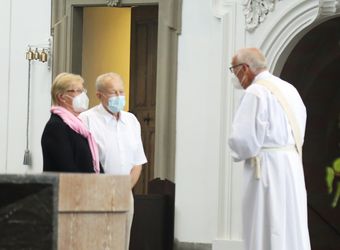 Bischof em. Dr. Friedhelm Hofmann feierte am Mittwochvormittag, 23. Juni, im Kiliansdom einen Pontifikalgottesdienst für Ehejubilare, die in den Jahren 2020 und 2021 auf 50, 60 oder 65 gemeinsame Jahre zurückblicken.