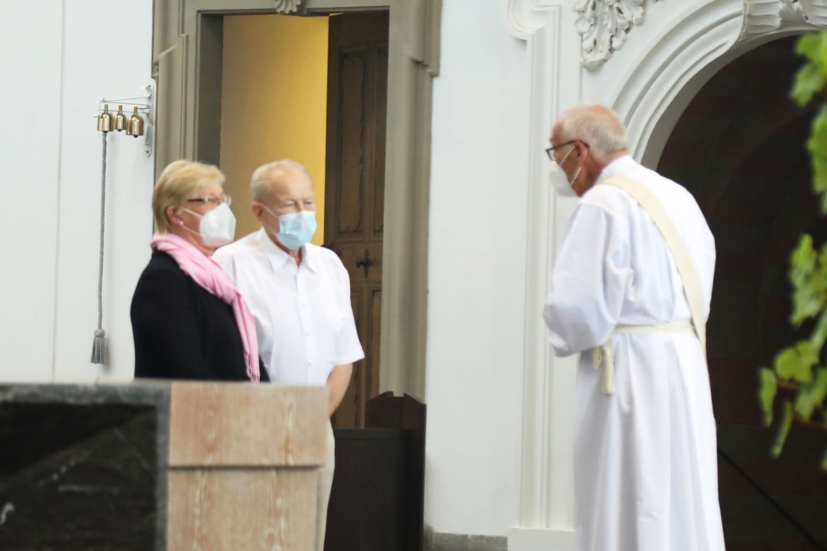 Bischof em. Dr. Friedhelm Hofmann feierte am Mittwochvormittag, 23. Juni, im Kiliansdom einen Pontifikalgottesdienst für Ehejubilare, die in den Jahren 2020 und 2021 auf 50, 60 oder 65 gemeinsame Jahre zurückblicken. Bischof em. Dr. Friedhelm Hofmann feierte am Mittwochvormittag, 23. Juni, im Kiliansdom einen Pontifikalgottesdienst für Ehejubilare, die in den Jahren 2020 und 2021 auf 50, 60 oder 65 gemeinsame Jahre zurückblicken.