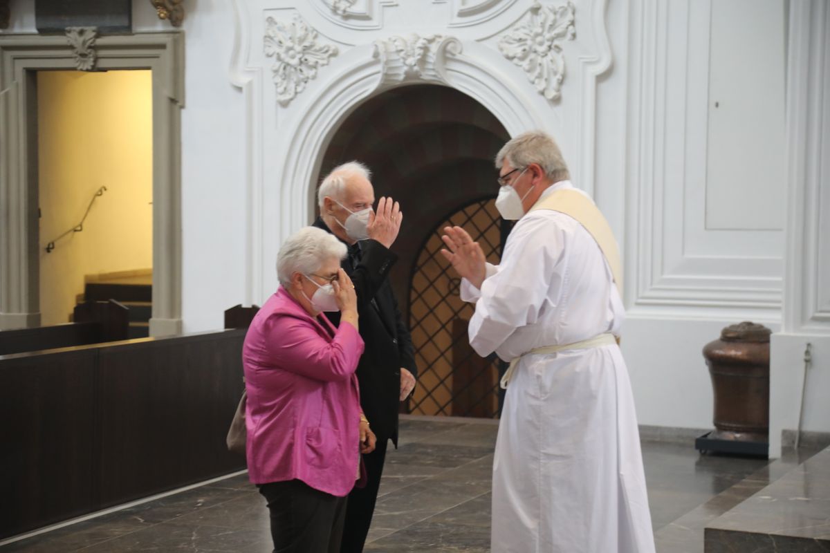 2621/0609 Ehejubilare Weihbischof Boom_27533 Weihbischof Boom und weiteren Priester und Diakone weihen Ehejubilare, die ihr goldenes, diamantenes oder eisernes Ehejubiläum feiern.