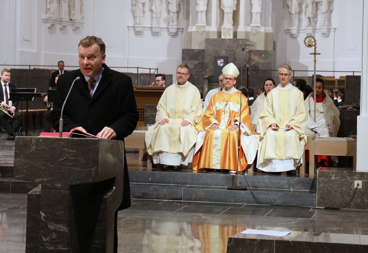 Bischof Dr. Franz Jung feierte an Heiligabend, 24. Dezember, im Würzburger Kiliansdom mit den Gläubigen die Christmette. Bischof Dr. Franz Jung feierte an Heiligabend, 24. Dezember, im Würzburger Kiliansdom mit den Gläubigen die Christmette.