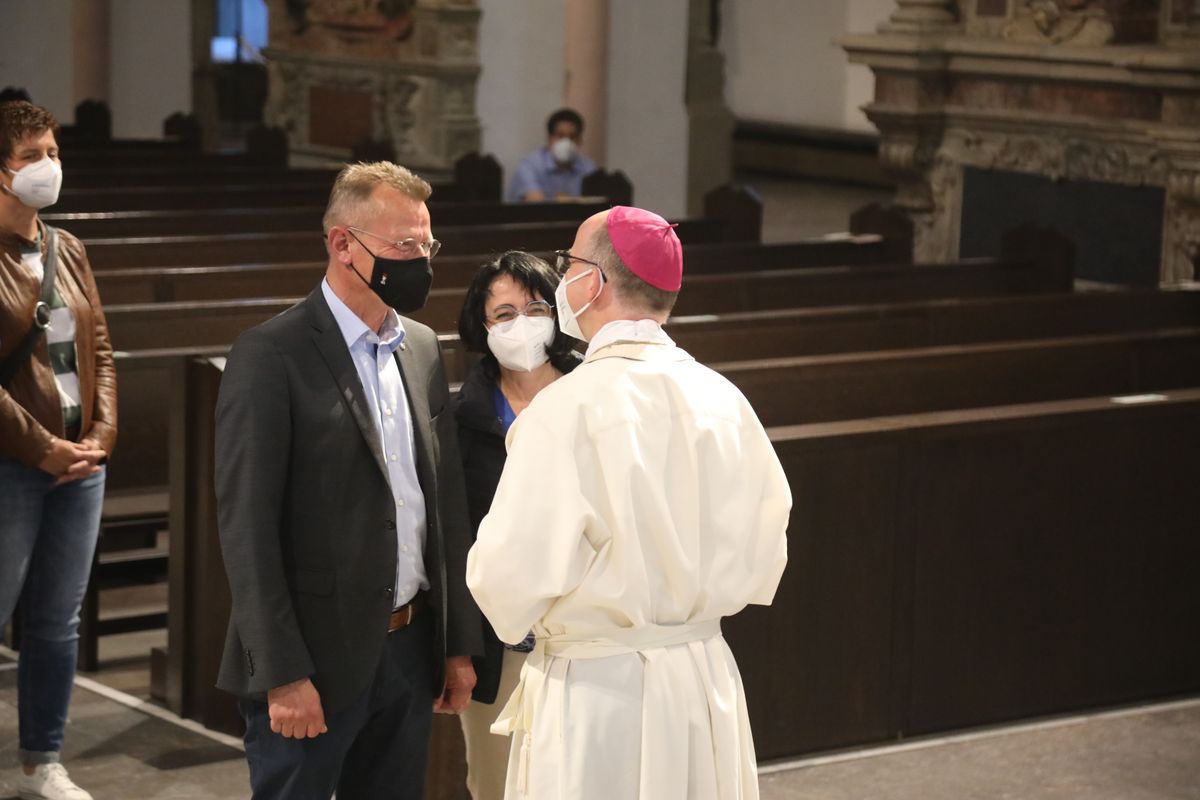 2721/0637-Dankgottesdienst für Ehejubilare mit Bischof Dr. Franz Jung_28321 Bischof Dr. Franz Jung hat am Mittwochabend, 30. Juni, einen Gottesdienst im Würzburger Kiliansdom gefeiert.