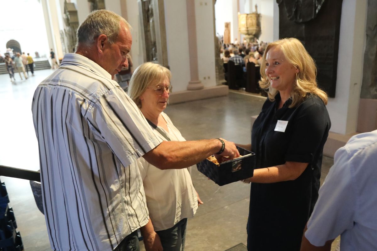 Mit rund 1000 Eheleuten, die in diesem Jahr Silberhochzeit haben, feierte Bischof Dr. Franz Jung am Freitagabend, 4. Juli 2025, einen Pontifikalgottesdienst im Kiliansdom. Im Anschluss erteilten er, Weihbischof Paul Reder sowie weitere Seelsorgerinnen und Seelsorger den Paaren einzeln den Segen.