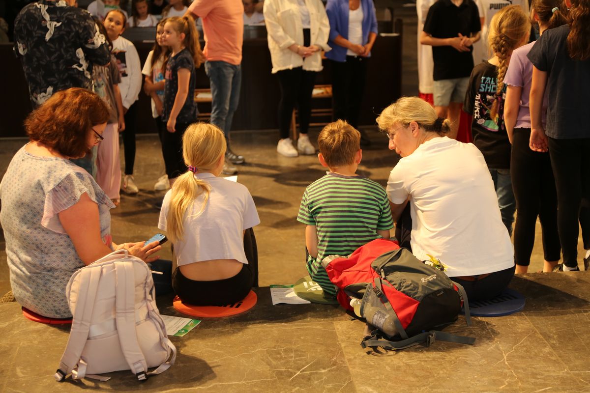 Über 1400 Kinder und ihre Begleiter sind am Montagvormittag, 7. Juli 2025, zum Gottesdienst für Erstkommunionkinder mit Bischof Dr. Franz Jung in den Würzburger Kiliansdom gekommen. 
