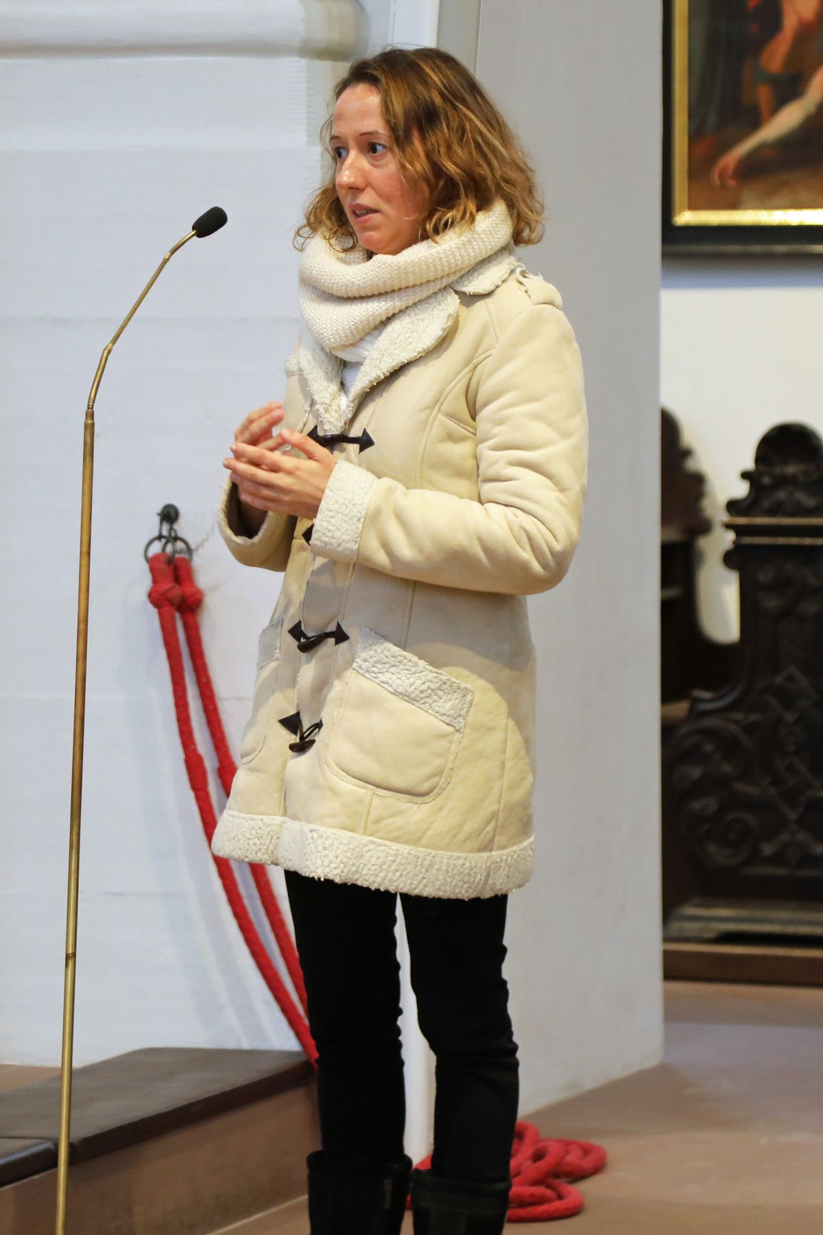 Feier der Zulassung zu Taufe, Firmung und Eucharistie im Neumünster: Frauen und Männer legten Zeugnis ab, wie sie zum Glauben gefunden haben.