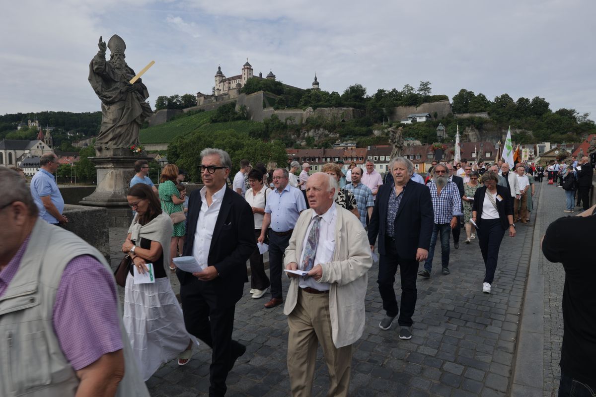 Mit einer Reliquienprozession von Sankt Burkard über die Alte Mainbrücke und einem Pontifikalgottesdienst im Kiliansdom ist am Sonntag, 6. Juli, die Kiliani-Wallfahrtswoche 2025 eröffnet worden.