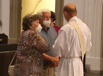Mit rund 100 Ehepaaren aus der ganzen Diözese hat Bischof Dr. Franz Jung am Montagabend, 28. Juni, einen Gottesdienst im Würzburger Kiliansdom gefeiert. Eingeladen waren Ehejubilare, die in den Jahren 2020 und 2021 ihr silbernes Ehejubiläum feiern. Nach dem Gottesdienst ließen sich die Ehepartner von Bischof Jung und weiteren Priestern und Diakonen mit Abstand segnen.
