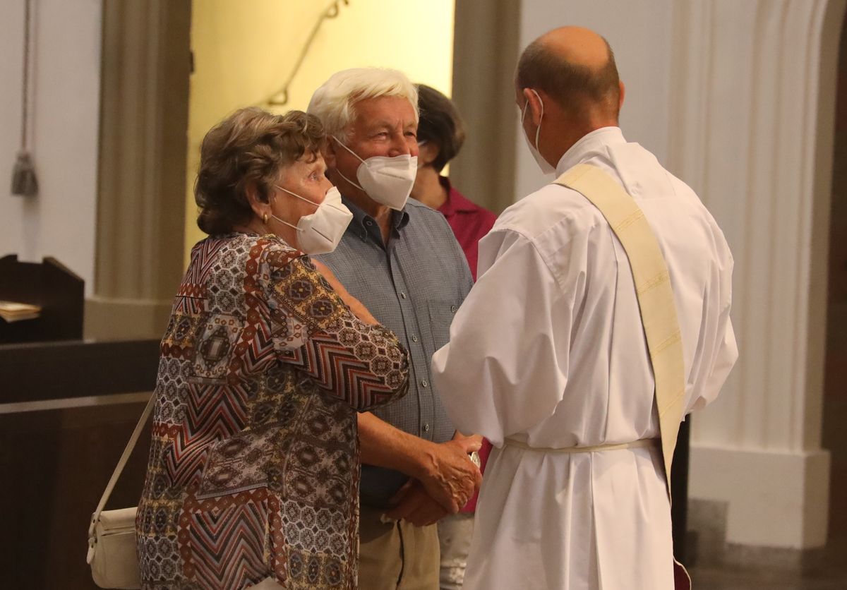2621/0619 Ehejubilare Bischof 28. Juni Abend_27964 Mit rund 100 Ehepaaren aus der ganzen Diözese hat Bischof Dr. Franz Jung am Montagabend, 28. Juni, einen Gottesdienst im Würzburger Kiliansdom gefeiert. Eingeladen waren Ehejubilare, die in den Jahren 2020 und 2021 ihr silbernes Ehejubiläum feiern. Nach dem Gottesdienst ließen sich die Ehepartner von Bischof Jung und weiteren Priestern und Diakonen mit Abstand segnen.