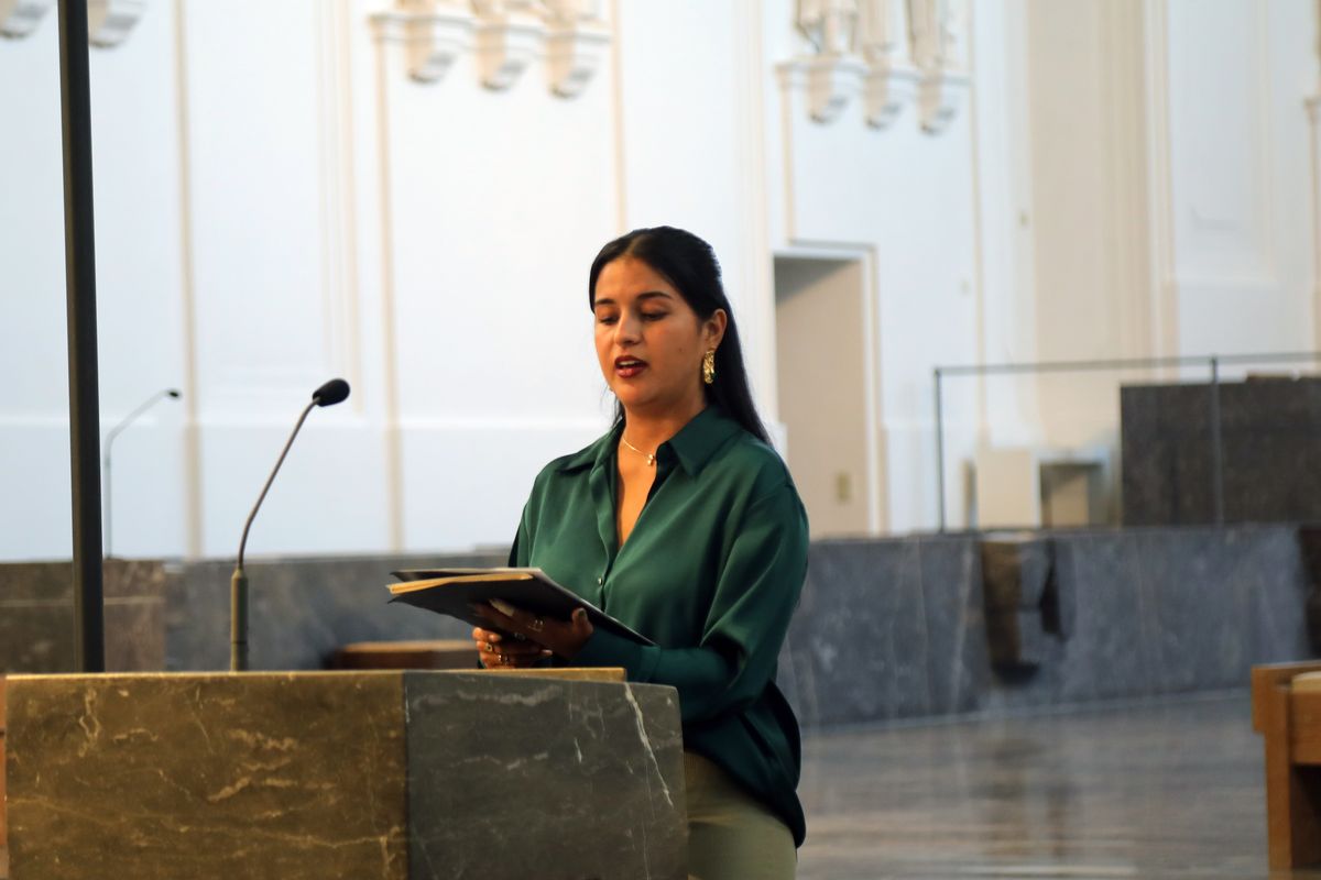 Mit rund 1000 Eheleuten, die in diesem Jahr Silberhochzeit haben, feierte Bischof Dr. Franz Jung am Freitagabend, 4. Juli 2025, einen Pontifikalgottesdienst im Kiliansdom. Im Anschluss erteilten er, Weihbischof Paul Reder sowie weitere Seelsorgerinnen und Seelsorger den Paaren einzeln den Segen.