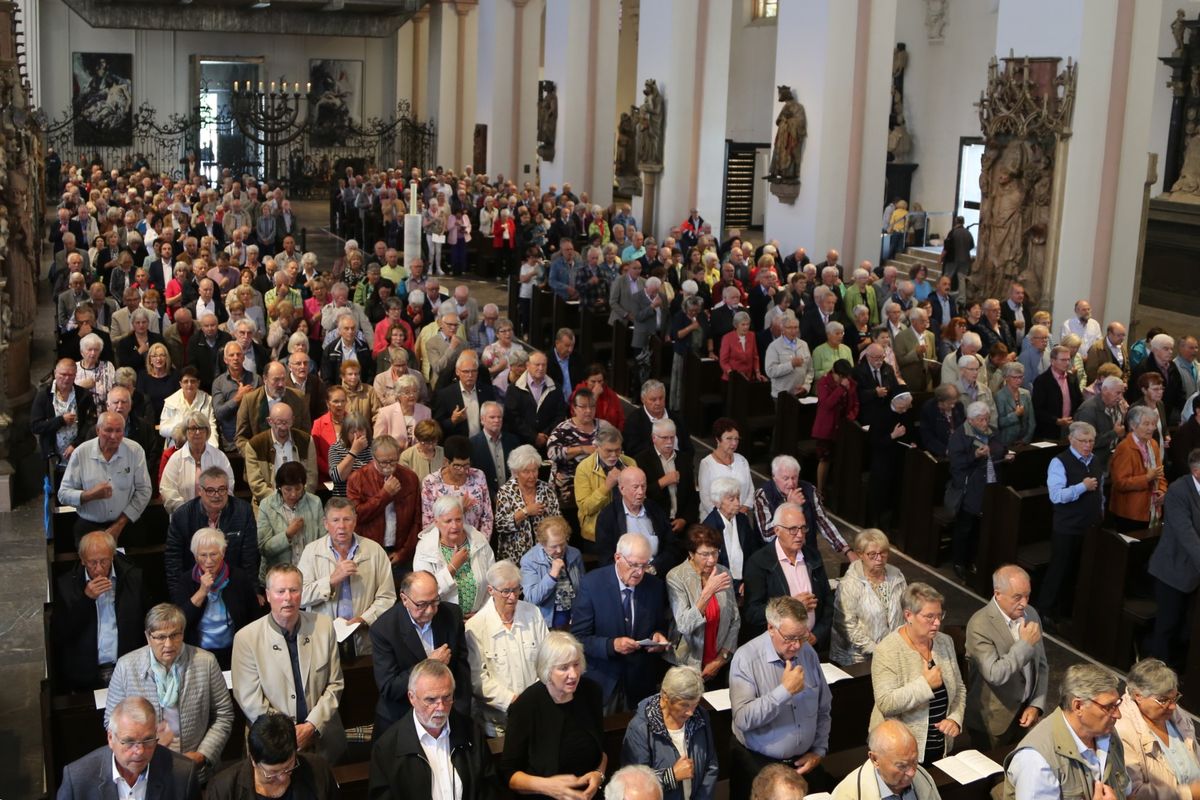 Bischof Dr. Franz Jung hat am Donnerstagnachmittag, 4. Juli, mit etwa 320 Paaren im Kiliansdom ihr goldenes oder diamantenes Ehejubiläum gefeiert.