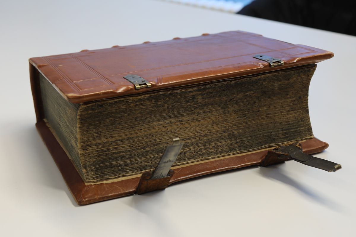 Der schlichte Ledereinbach wurde wohl bei einer Restaurierung in den 1960er oder 1970er Jahren angebracht. Der schlichte Ledereinbach wurde wohl bei einer Restaurierung in den 1960er oder 1970er Jahren angebracht.