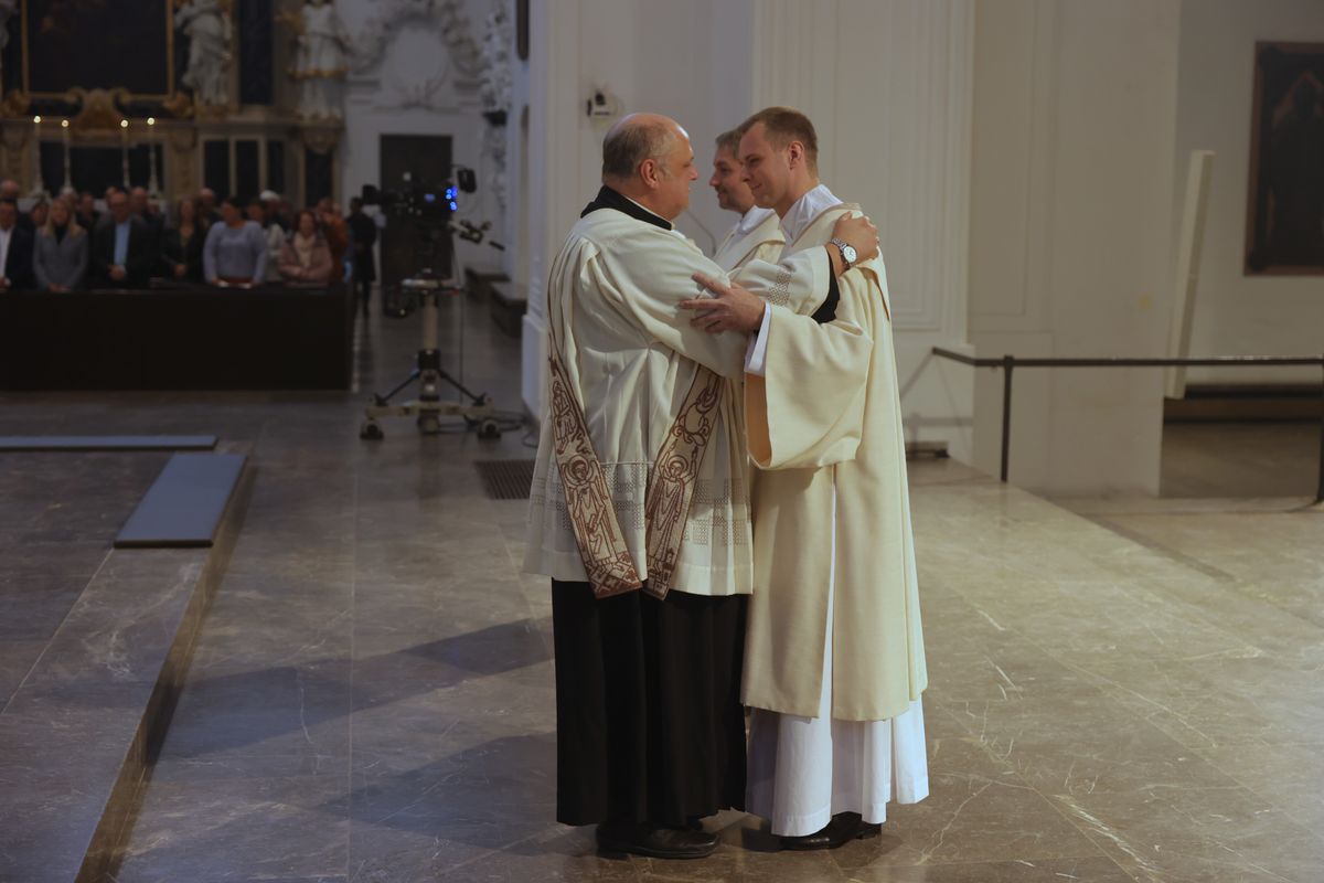 Bei einem Pontifikalgottesdienst am Samstag, 27. September, weihte Weihbischof Paul Reder drei Männer im Würzburger Kiliansdom zu Diakonen.