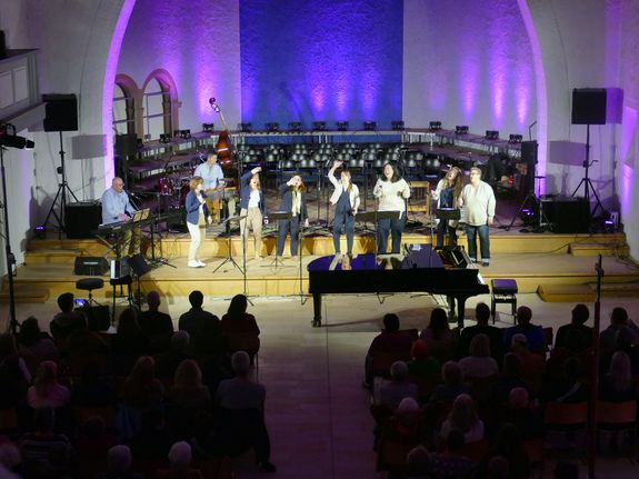 Verschiedene Gospelgruppen brachten bei der Aschaffenburger Nacht der offenen Kirchen Schwung in die Christiuskirche.  Verschiedene Gospelgruppen brachten bei der Aschaffenburger Nacht der offenen Kirchen Schwung in die Christiuskirche.