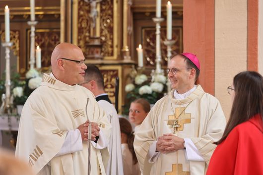 Weihbischof Paul Reder hat am Donnerstag, 16. Mai, auf den Tag genau eine Woche nach seiner Bischofsweihe, zum ersten Mal eine Firmung gehalten.  25 Jungen und Mädchen spendete er in Hofheim das Sakrament. Weihbischof Paul Reder hat am Donnerstag, 16. Mai, auf den Tag genau eine Woche nach seiner Bischofsweihe, zum ersten Mal eine Firmung gehalten.  25 Jungen und Mädchen spendete er in Hofheim das Sakrament.