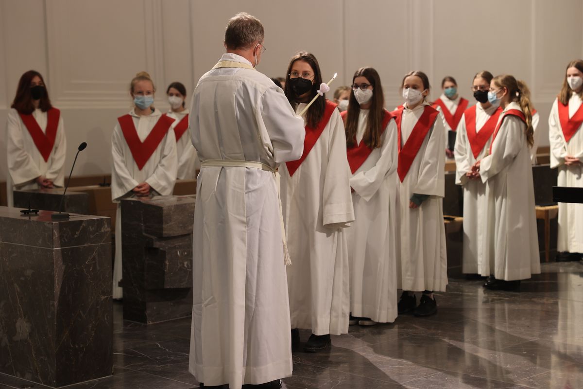 Generalvikar Dr. Jürgen Vorndran beim Erteilen des Blasiussegens. Generalvikar Dr. Jürgen Vorndran beim Erteilen des Blasiussegens.
