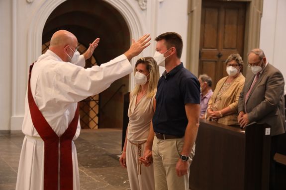 Die Ehepaare ließen sich nach dem Gottesdienst segnen.