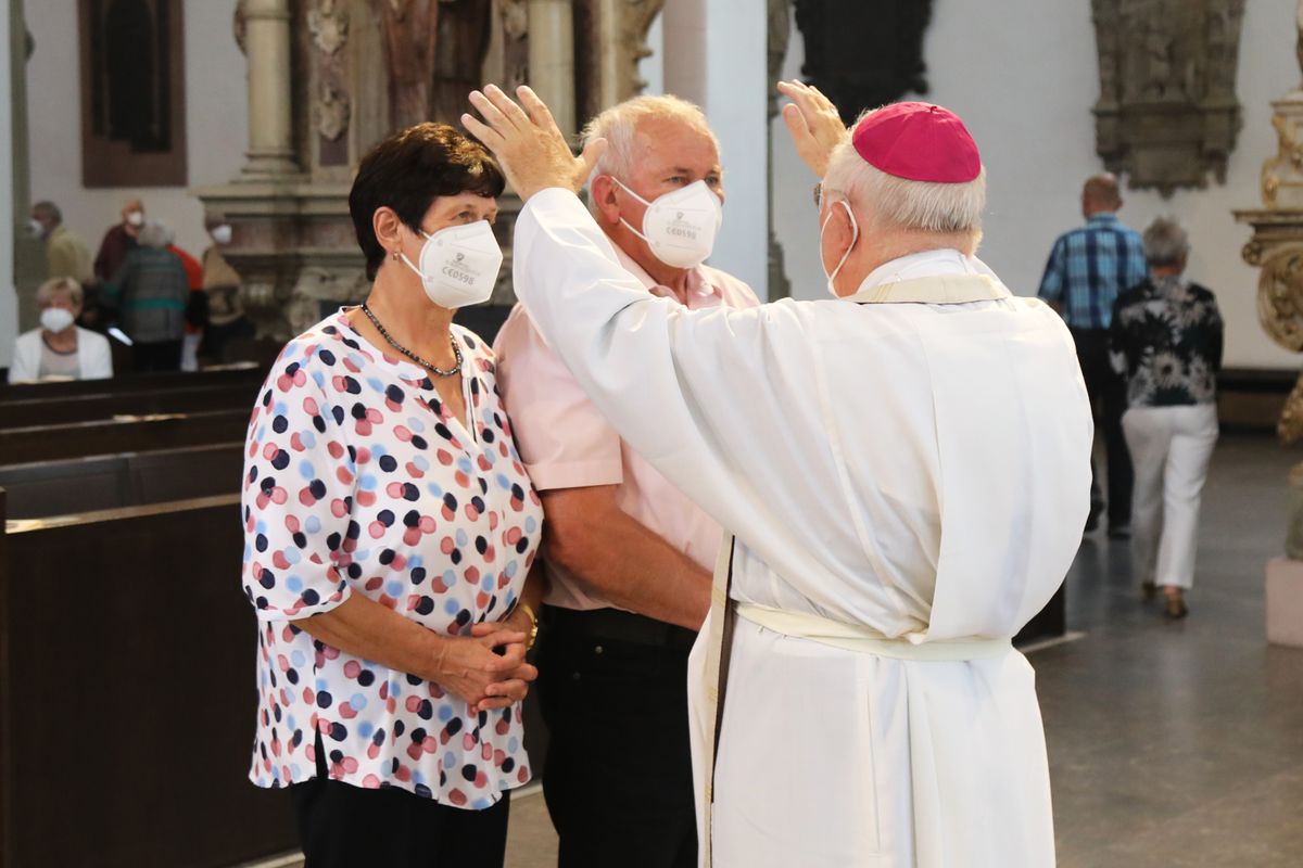 	 Weihbischof Ulrich Boom feierte am Mittwochnachmittag, 30. Juni, einen Gottesdienst für Ehepaare, die 2020 oder 2021 ihr goldenes, diamantenes oder eisernes Ehejubiläum hatten. Im Anschluss konnten sich die Paare segnen lassen.