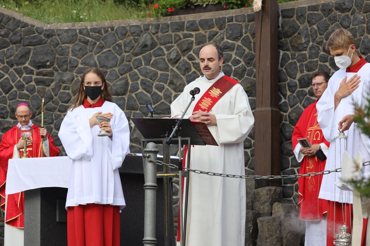 2721/0660 Kiliani Kreuzberg Bischof_28647 Bischof Dr. Franz Jung feierte am Montagabend, 5. Juli, einen Kiliani-Pontifikalgottesdienst auf dem Kreuzberg.