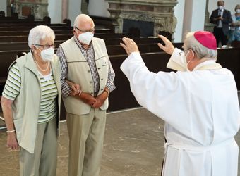 Bischof em. Dr. Friedhelm Hofmann feierte am Mittwochvormittag, 23. Juni, im Kiliansdom einen Pontifikalgottesdienst für Ehejubilare, die in den Jahren 2020 und 2021 auf 50, 60 oder 65 gemeinsame Jahre zurückblicken.