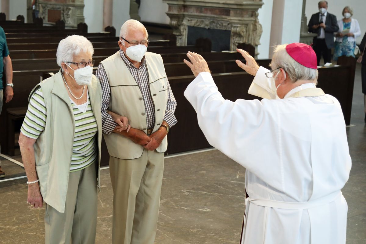 Bischof em. Dr. Friedhelm Hofmann feierte am Mittwochvormittag, 23. Juni, im Kiliansdom einen Pontifikalgottesdienst für Ehejubilare, die in den Jahren 2020 und 2021 auf 50, 60 oder 65 gemeinsame Jahre zurückblicken. Bischof em. Dr. Friedhelm Hofmann feierte am Mittwochvormittag, 23. Juni, im Kiliansdom einen Pontifikalgottesdienst für Ehejubilare, die in den Jahren 2020 und 2021 auf 50, 60 oder 65 gemeinsame Jahre zurückblicken.