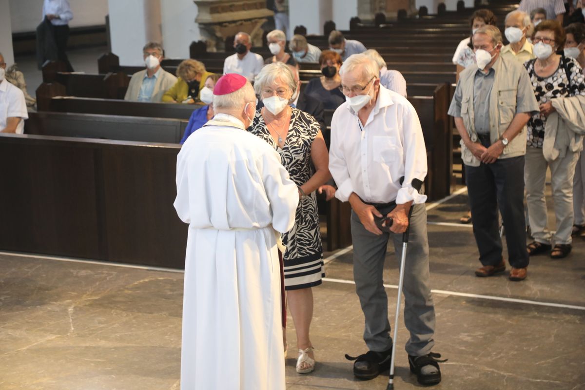 2621/0622 - Ehejubilare Gold mit Weihbischof Ulrich Boom_27884 Weihbischof Ulrich Boom feierte am Montagnachmittag, 26. Juni, einen Gottesdienst für Ehepaare, die 2020 oder 2021 ihr goldenes, diamantenes oder eisernes Ehejubiläum hatten. Im Anschluss konnten sich die Paare segnen lassen.