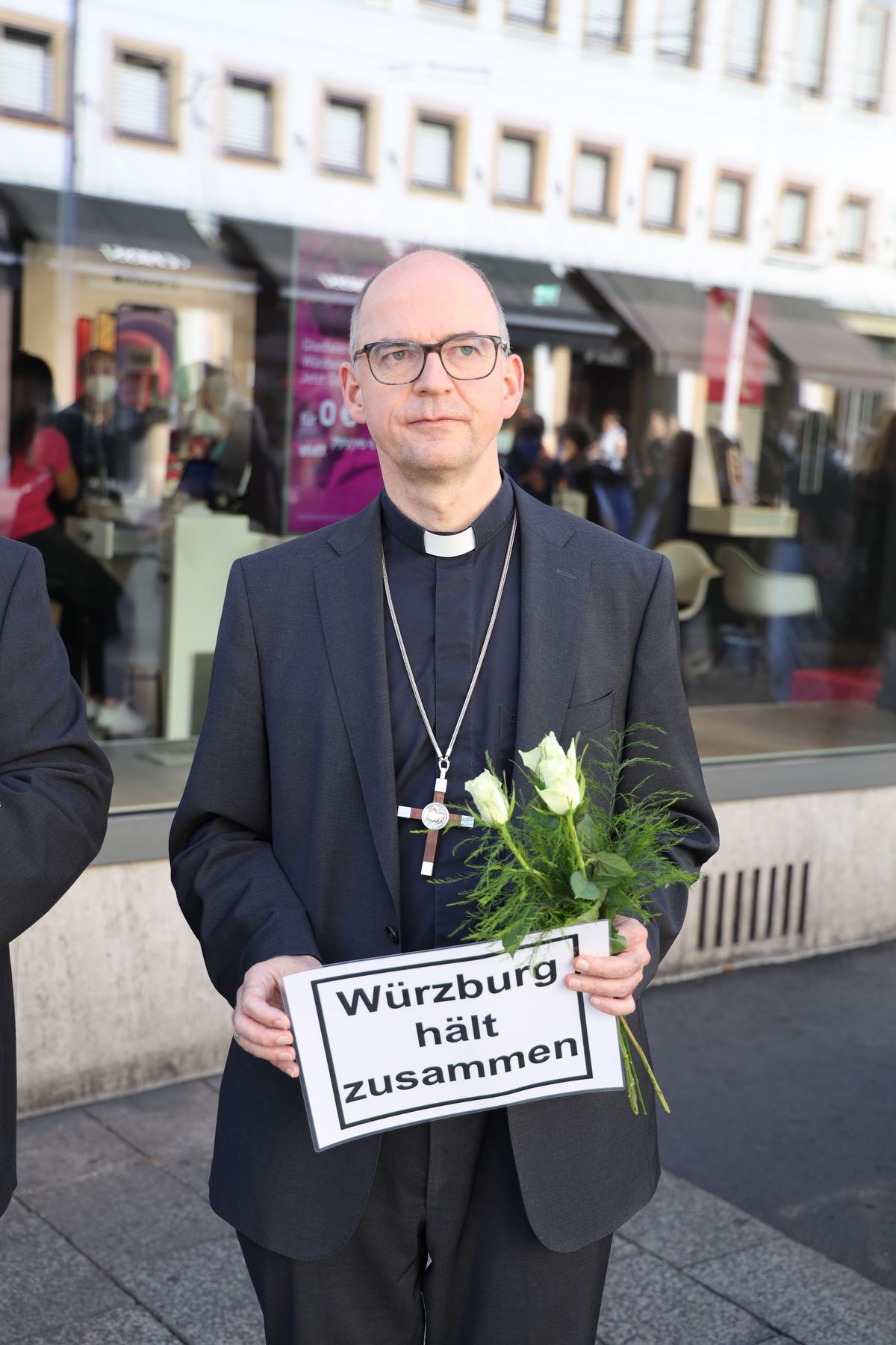 2721/0652 Menschenkette_28498 Bischof Dr. Franz Jung nahm mit Schild und Blumen teil.