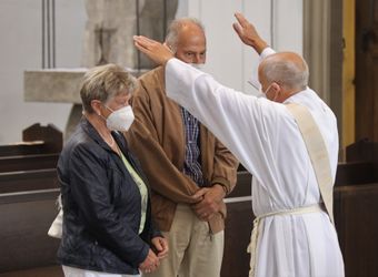 Im Anschluss an den Ehejubilarsgottesdienst mit Weihbischof Ulrich Boom am Freitagvormittag, 2. Juli, konnten sich die Paare von ihm und weiteren Priestern und Diakonen segnen lassen.