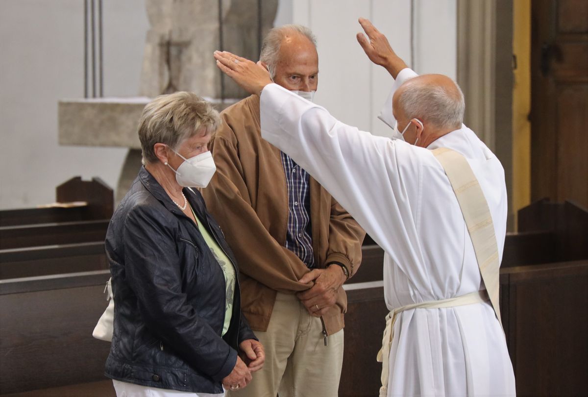 2721/0646 Ehejubilare Freitag, 2- Juli vormittags WB Boom_28470 Im Anschluss an den Ehejubilarsgottesdienst mit Weihbischof Ulrich Boom am Freitagvormittag, 2. Juli, konnten sich die Paare von ihm und weiteren Priestern und Diakonen segnen lassen.