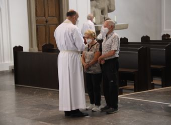 Mit rund 110 Ehepaaren aus der ganzen Diözese hat Weihbischof Ulrich Boom am Mittwochnachmittag, 23. Juni, einen Pontifikalgottesdienst gefeiert. Eingeladen waren Ehejubilare, die in den Jahren 2020 und 2021 auf 50, 60 oder 65 gemeinsame Jahre zurückblicken.