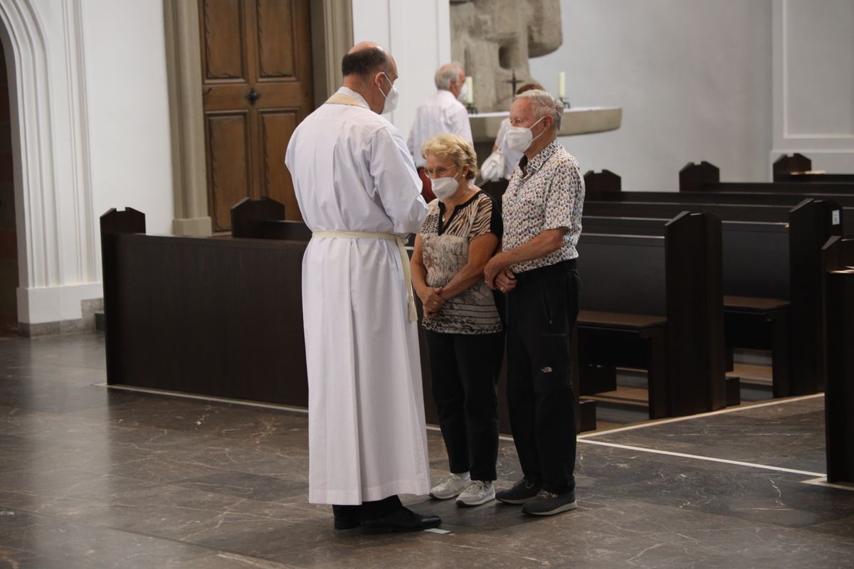 Mit rund 110 Ehepaaren aus der ganzen Diözese hat Weihbischof Ulrich Boom am Mittwochnachmittag, 23. Juni, einen Pontifikalgottesdienst gefeiert. Eingeladen waren Ehejubilare, die in den Jahren 2020 und 2021 auf 50, 60 oder 65 gemeinsame Jahre zurückblicken.