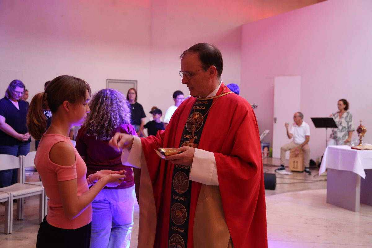 Am Tag der Jugend hat Weihbischof Paul Reder im Anschluss an ein buntes Workshop-Programm einen Kiliani-Gottesdienst mit den Jugendlichen im Kilianeum in Würzburg gefeiert.