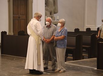 Mit rund 100 Ehepaaren aus der ganzen Diözese hat Bischof Dr. Franz Jung am Montagabend, 28. Juni, einen Gottesdienst im Würzburger Kiliansdom gefeiert. Eingeladen waren Ehejubilare, die in den Jahren 2020 und 2021 ihr silbernes Ehejubiläum feiern. Nach dem Gottesdienst ließen sich die Ehepartner von Bischof Jung und weiteren Priestern und Diakonen mit Abstand segnen.