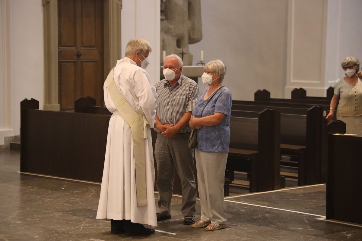 2621/0619 Ehejubilare Bischof 28. Juni Abend_27974 Mit rund 100 Ehepaaren aus der ganzen Diözese hat Bischof Dr. Franz Jung am Montagabend, 28. Juni, einen Gottesdienst im Würzburger Kiliansdom gefeiert. Eingeladen waren Ehejubilare, die in den Jahren 2020 und 2021 ihr silbernes Ehejubiläum feiern. Nach dem Gottesdienst ließen sich die Ehepartner von Bischof Jung und weiteren Priestern und Diakonen mit Abstand segnen.